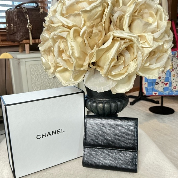 Authentic Black CHANEL COCO DOUBLE HOOK Compact Wallet W/Box - Picture 3 of 16